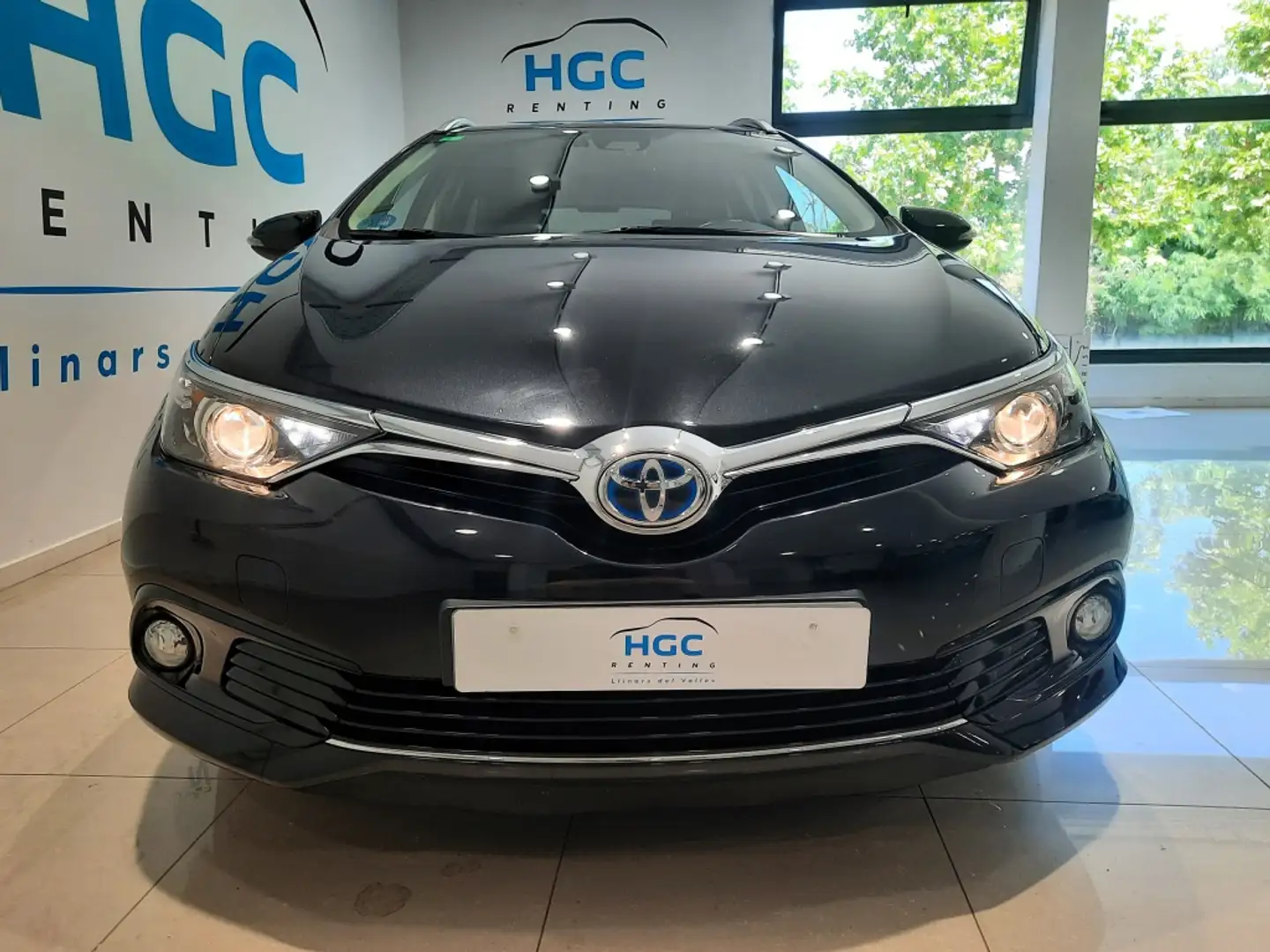 Toyota Auris Touring Sports hybrid 140H Active Negro - 2