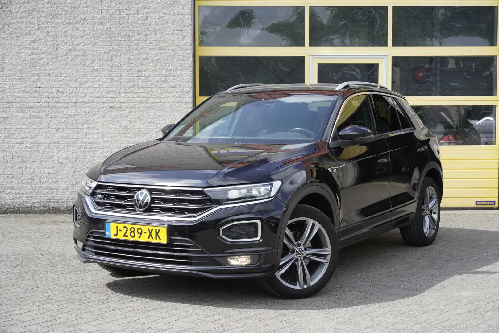 Volkswagen T-Roc 1.5 TSI 150PK! Automaat R-Line BJ2020 Lmv 18" | Le Zwart - 1