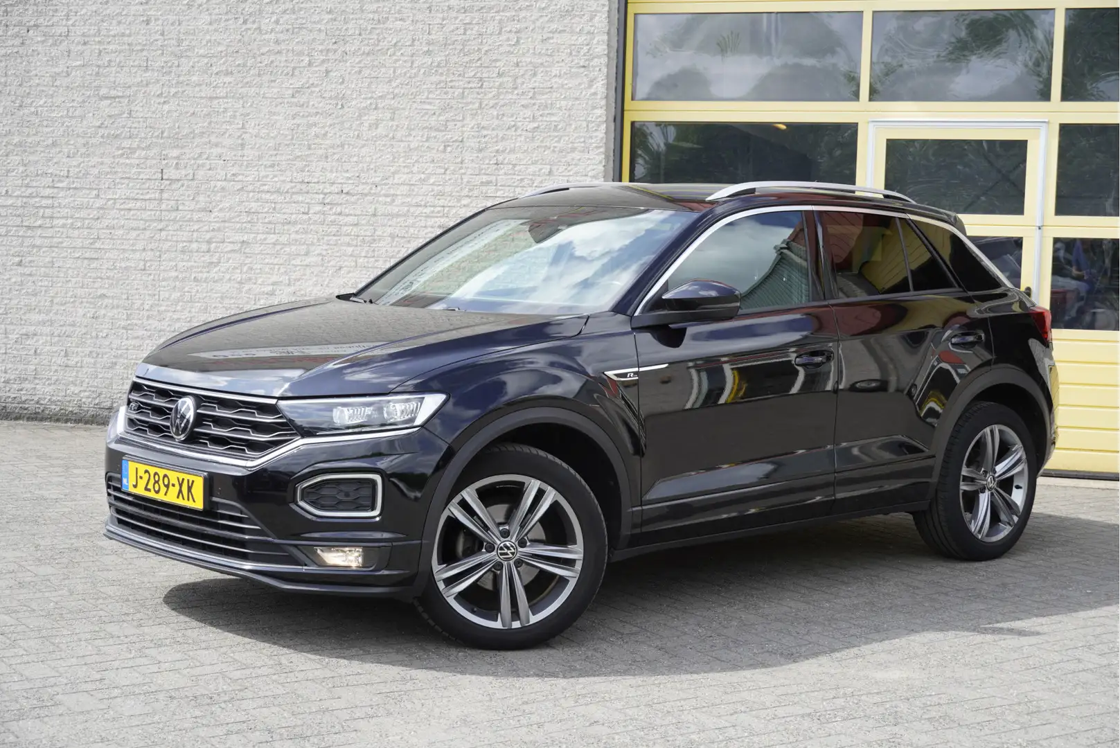 Volkswagen T-Roc 1.5 TSI 150PK! Automaat R-Line BJ2020 Lmv 18" | Le Zwart - 2