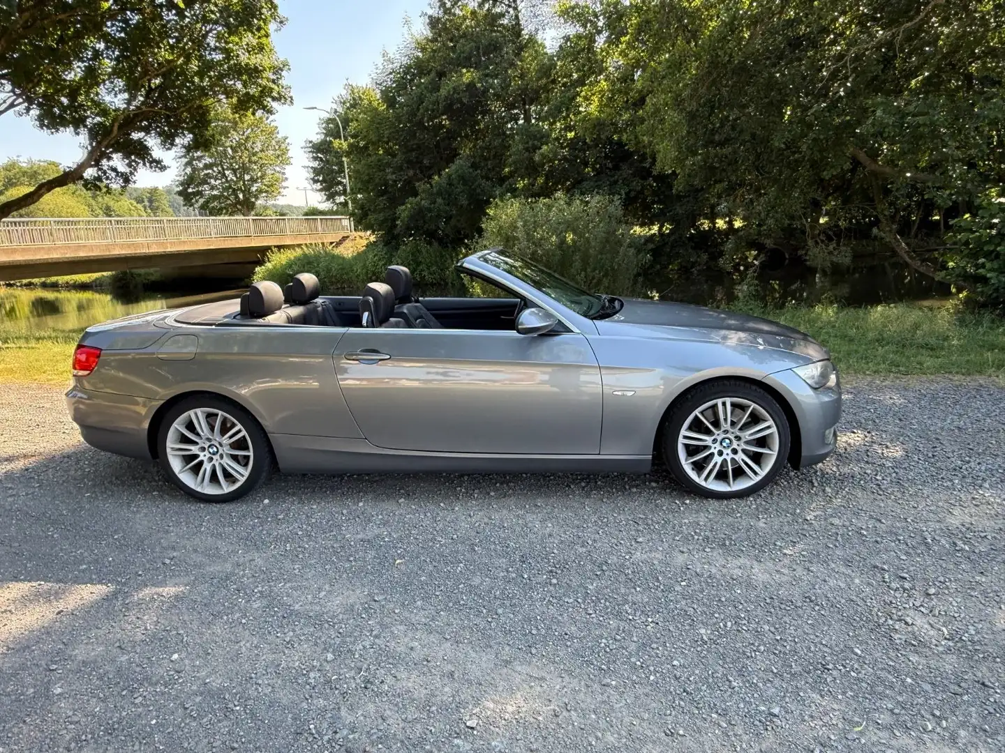 BMW 330 E93 Cabrio 330i ORG 186Tkm Leder Navi  Gewähr Gris - 2