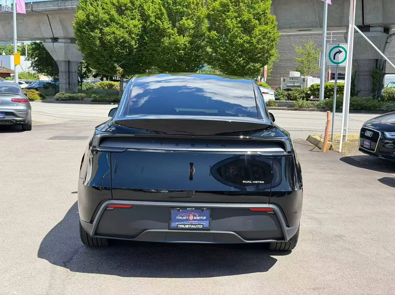 Tesla Model Y снимка Tesla Model Y