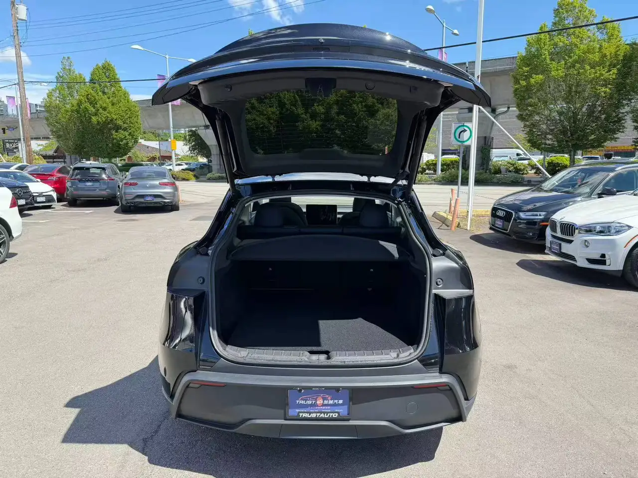 Tesla Model Y снимка Tesla Model Y
