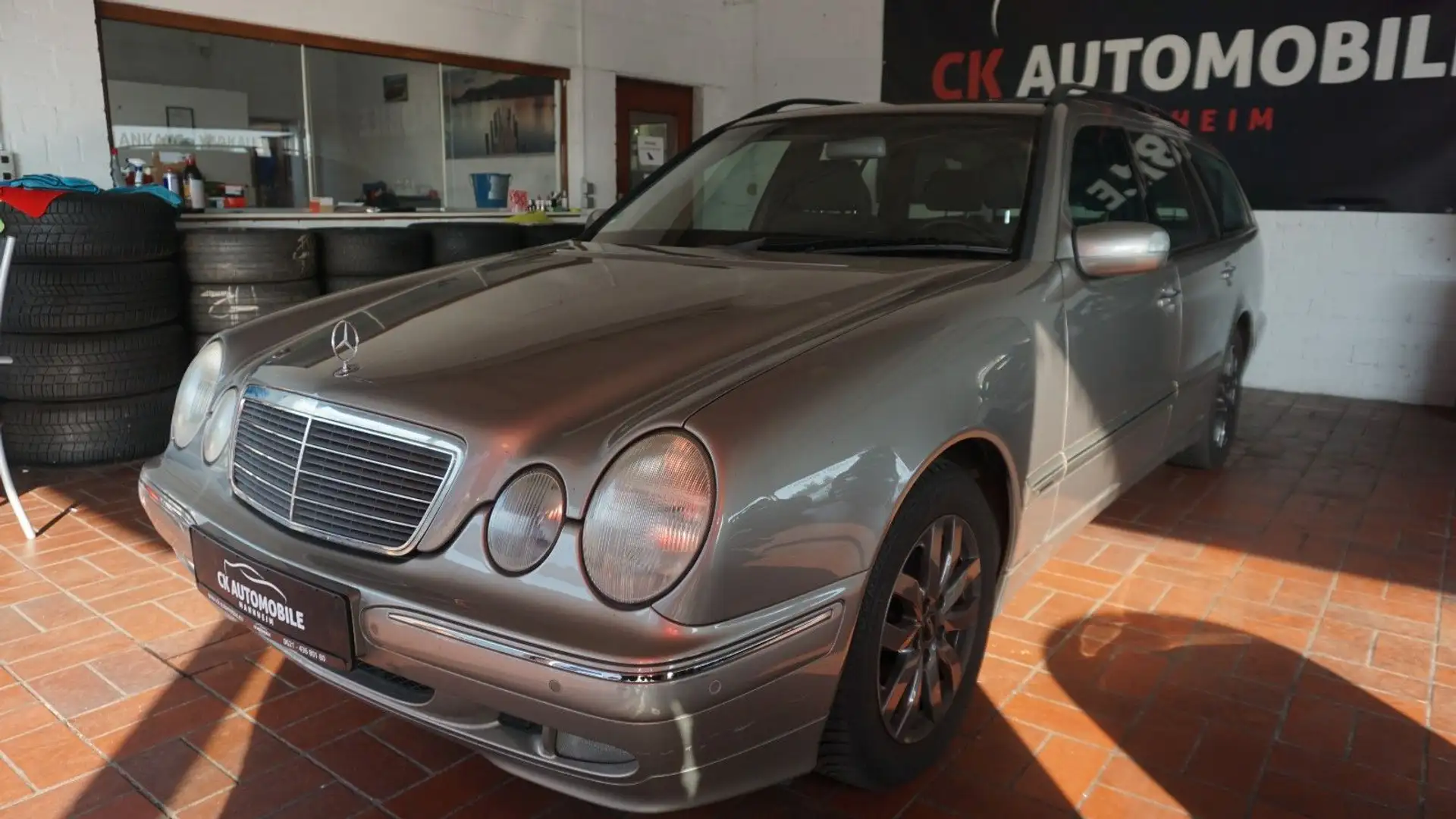 Mercedes-Benz E 200 KOMPRESSOR ELEGANCE*AUTOMATIK*1-HD*GSD*PDC Silber - 2