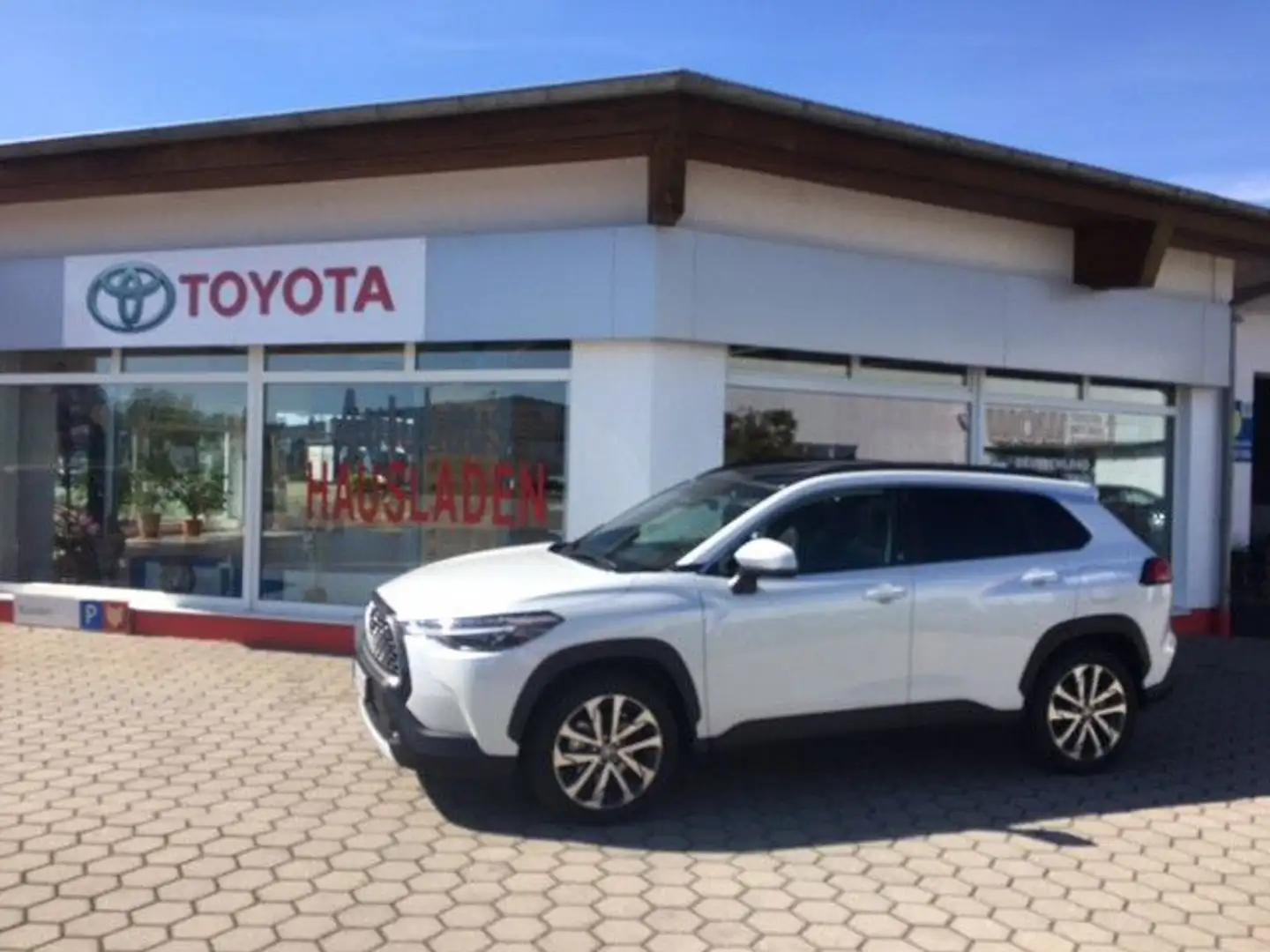 Toyota Corolla Cross Team D 2,0 Hybrid + Premiumpaket Weiß - 1