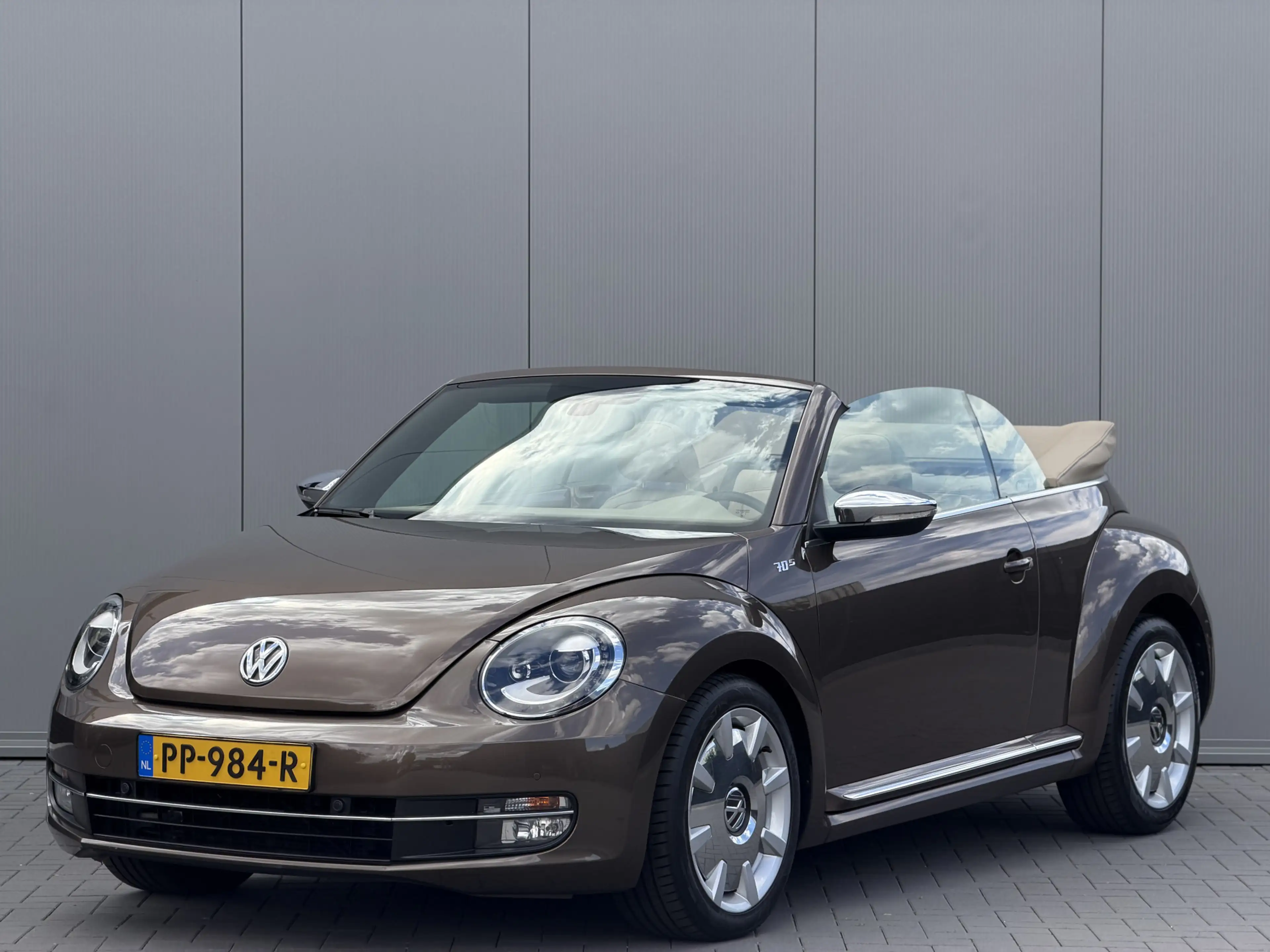 Volkswagen Beetle Cabriolet 1.4 TSI 160pk DSG 70's Edition | 18" | X — photo 10