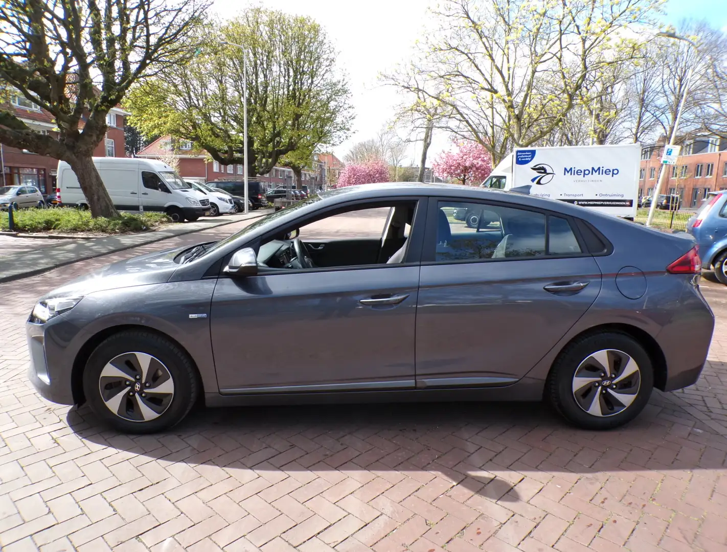Hyundai IONIQ 1.6 GDi i-Motion HYBRIDE BENZINE AUTOMAAT Grey - 2