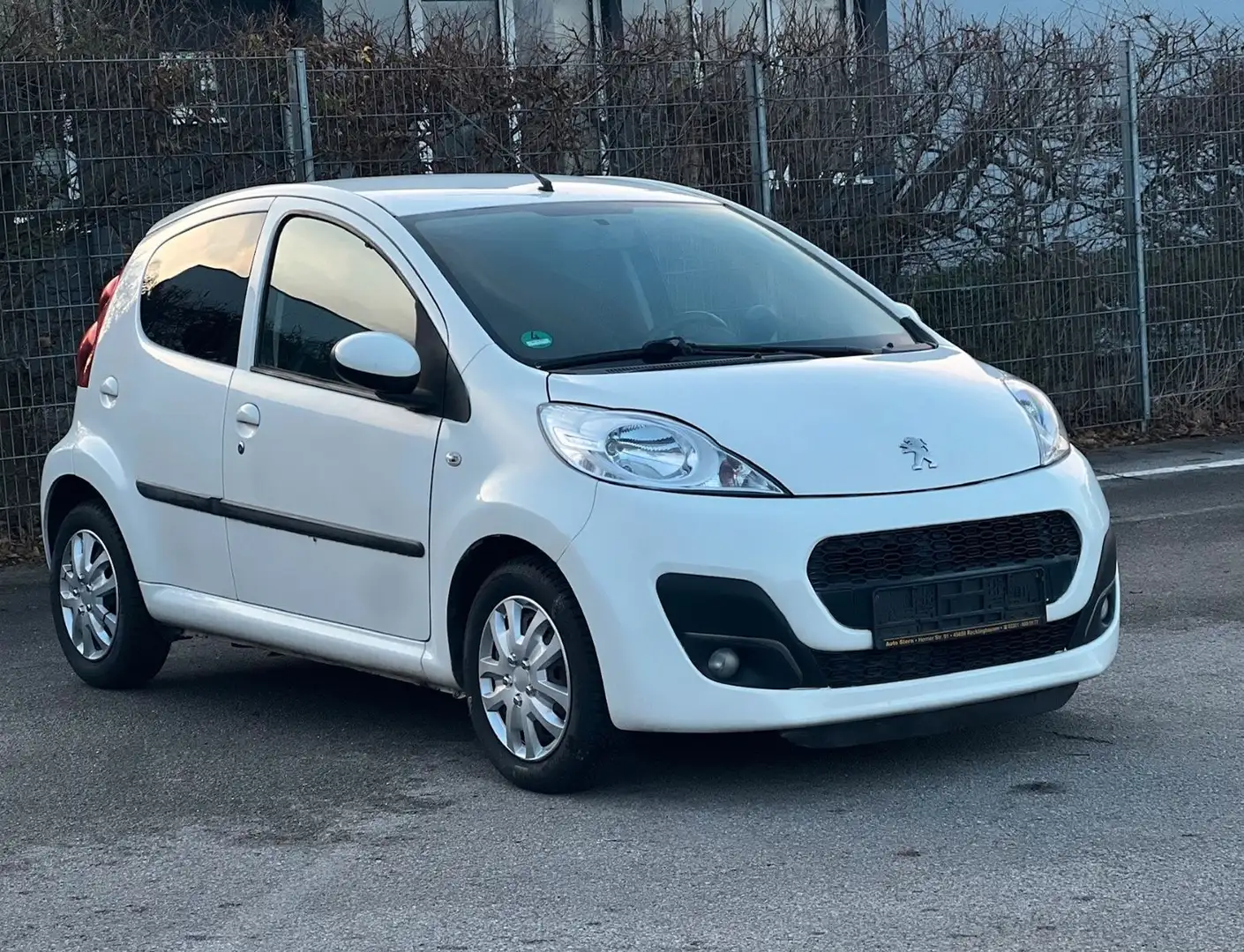 Peugeot 107 TÜV + INSPEKTION + REIFEN + BREMSEN NEU !!! Weiß - 1