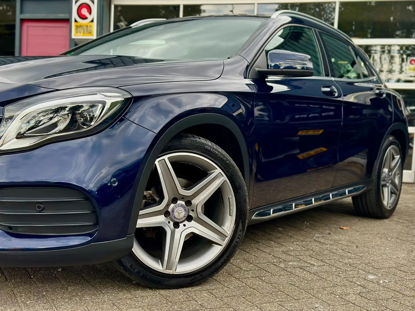 Mercedes-Benz GLA 180 Business Solution AMG Blau - 2