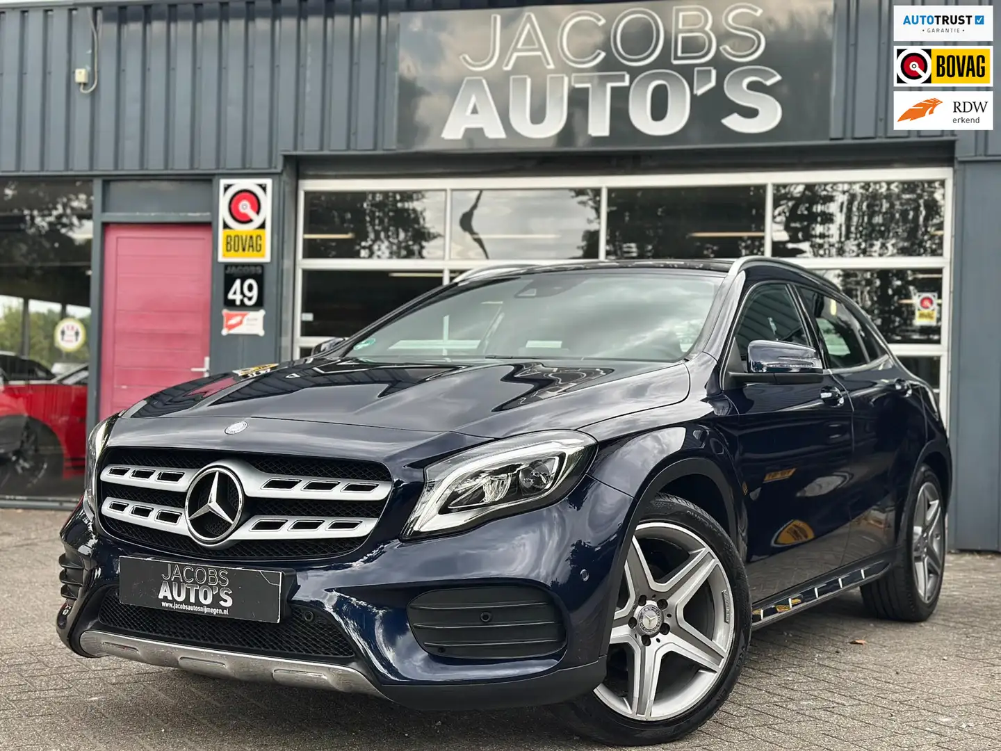 Mercedes-Benz GLA 180 Business Solution AMG Blau - 1