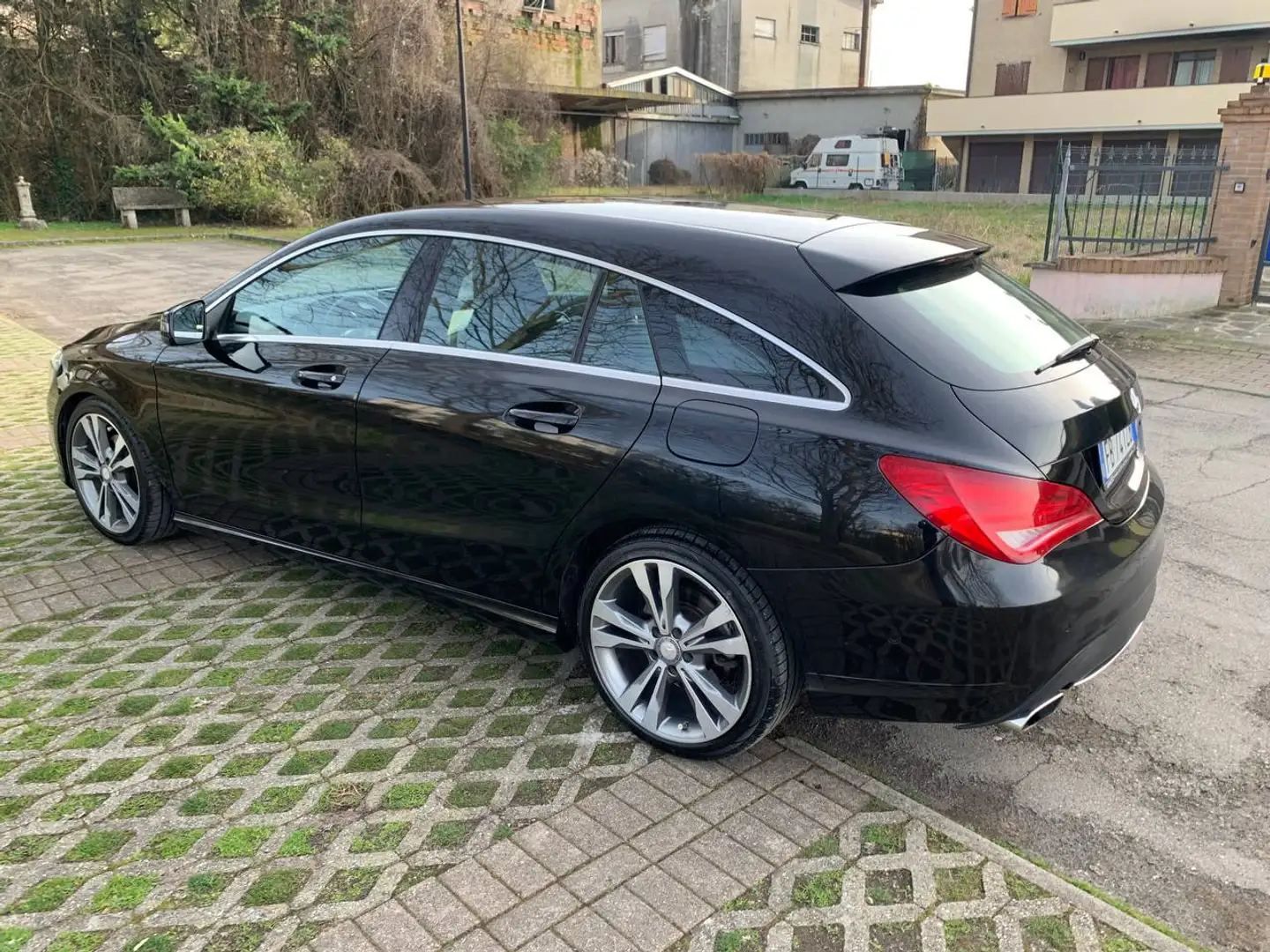 Mercedes-Benz CLA 220 CLA 220 CDI Shooting Brake Schwarz - 2