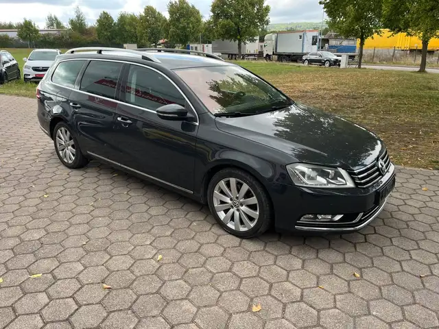 Volkswagen Passat view 3