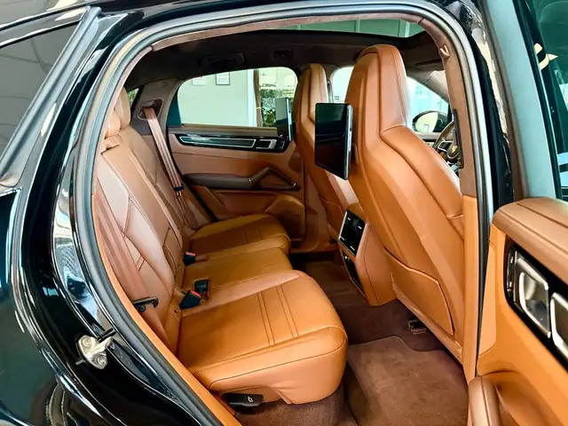 Porsche Cayenne view 18
