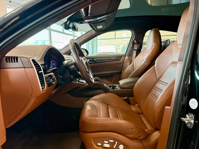 Porsche Cayenne view 12