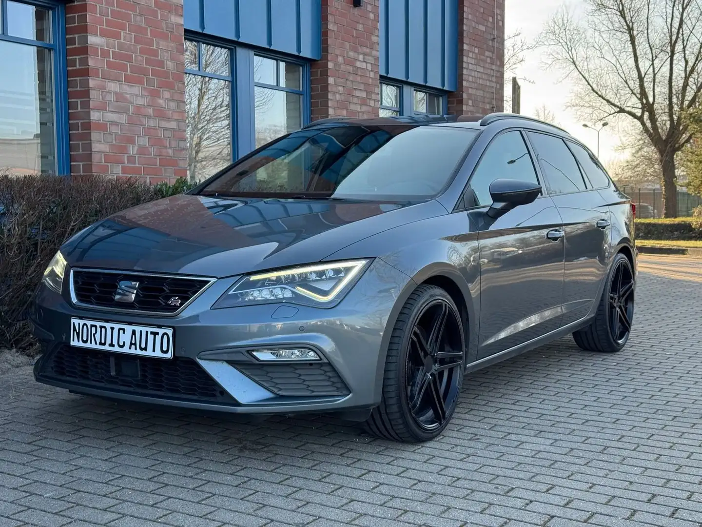 SEAT Leon ST 1.8 TSI FR+8fach+LED+SEATSOUND+SITZH+AMBIENTE Gris - 1