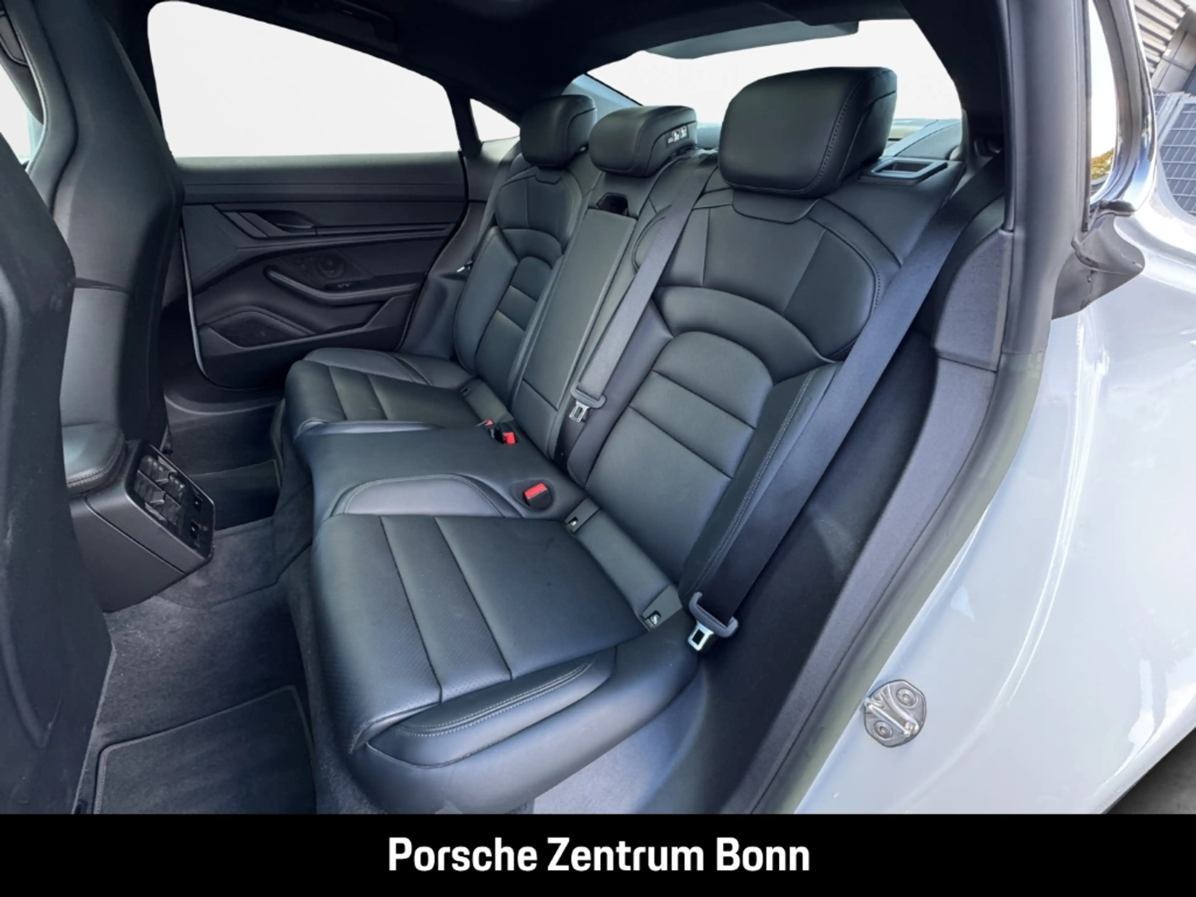 Porsche Taycan — photo 13