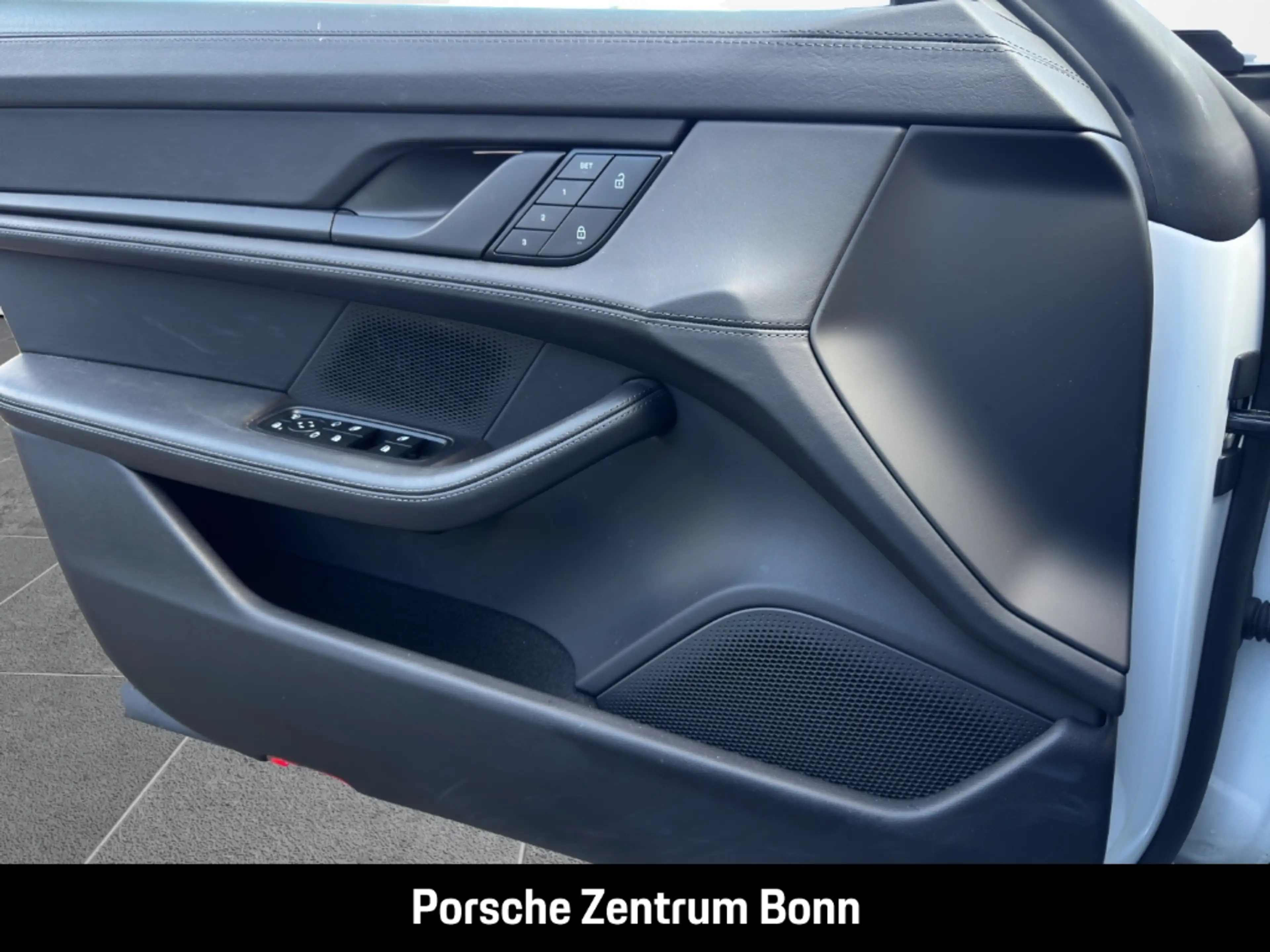 Porsche Taycan — photo 12