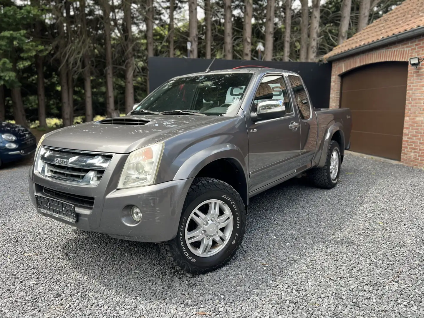 Isuzu D-Max 3.0 Turbo Di 4WD LS // 3 L // AVEC CLIM // Gris - 1