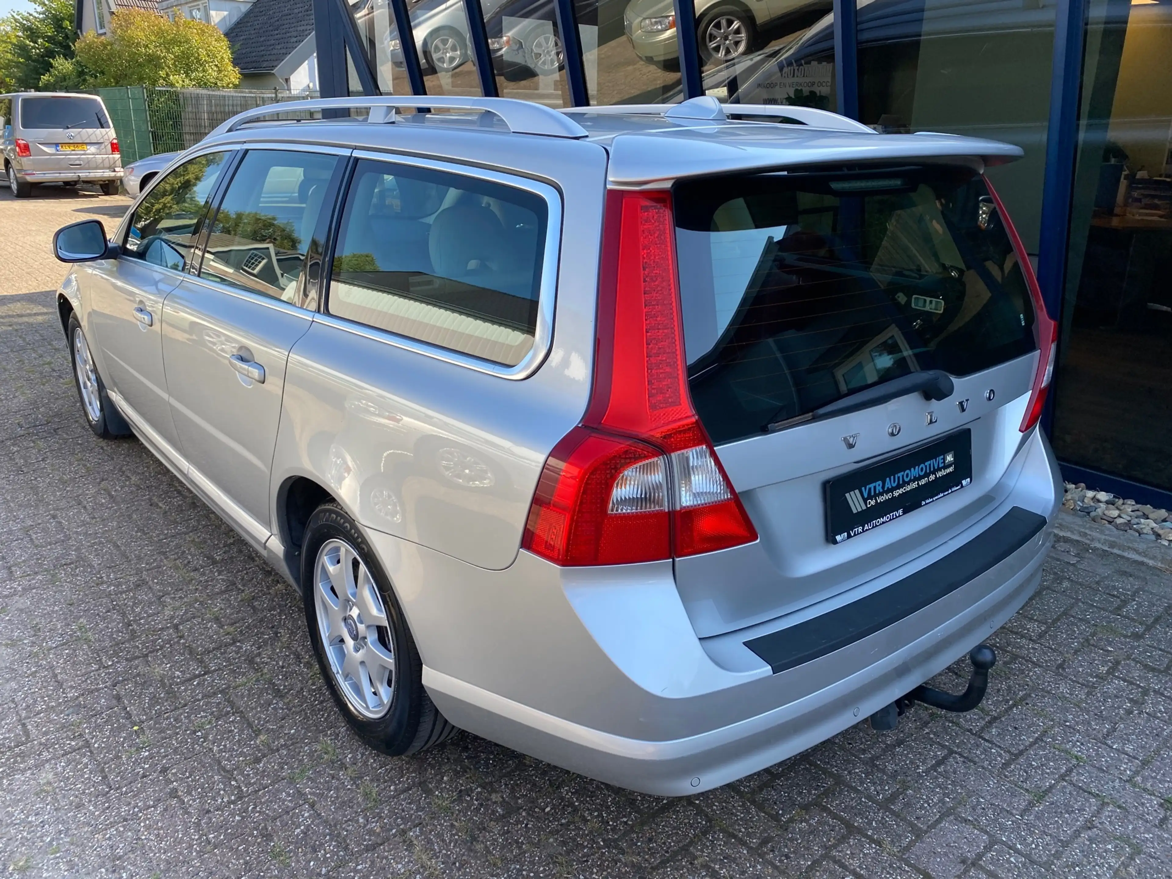 Volvo V70 2.5FT Summum Automaat LEER / XENON / TREKHAAK — photo 2