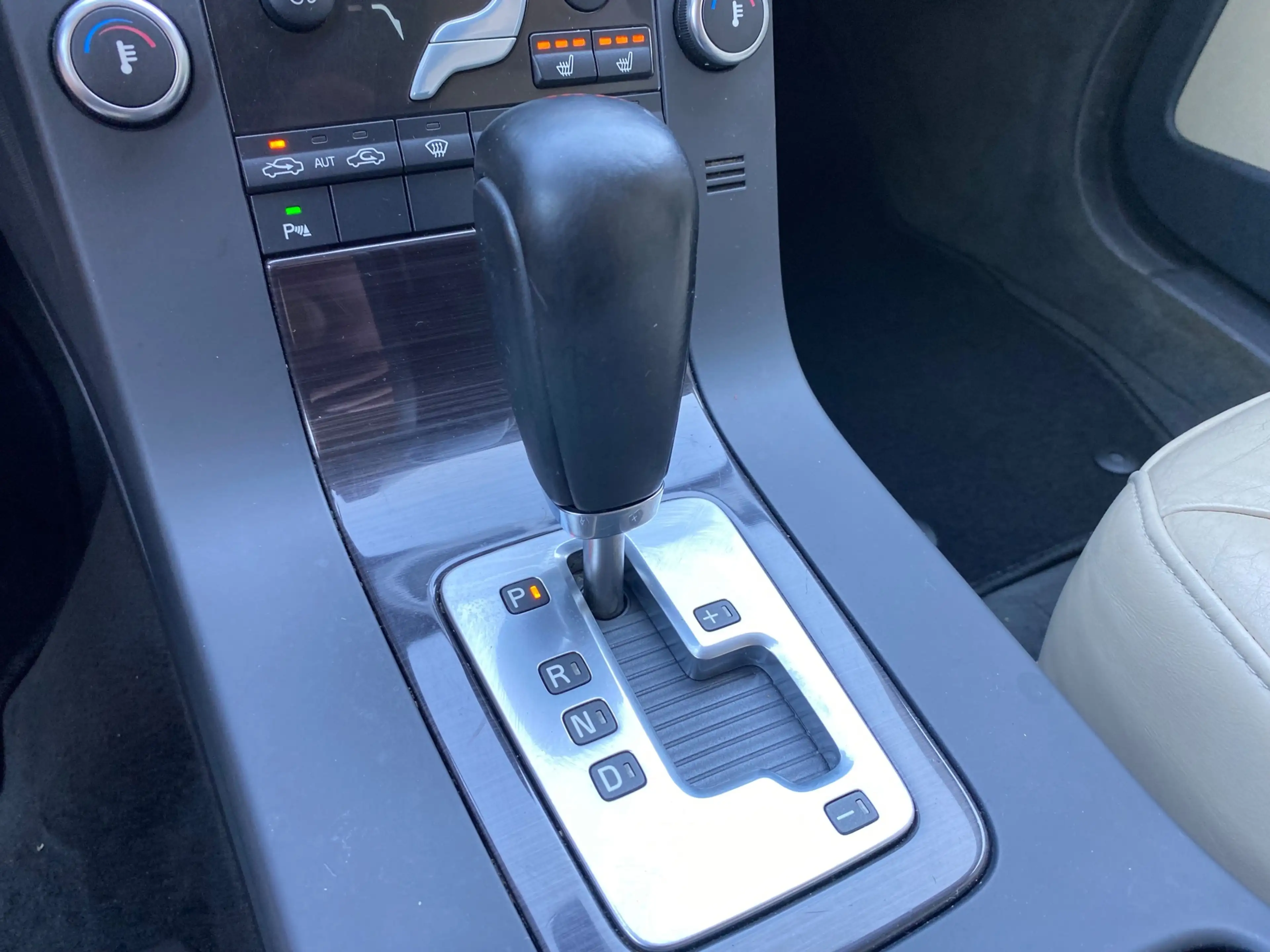 Volvo V70 2.5FT Summum Automaat LEER / XENON / TREKHAAK — photo 14