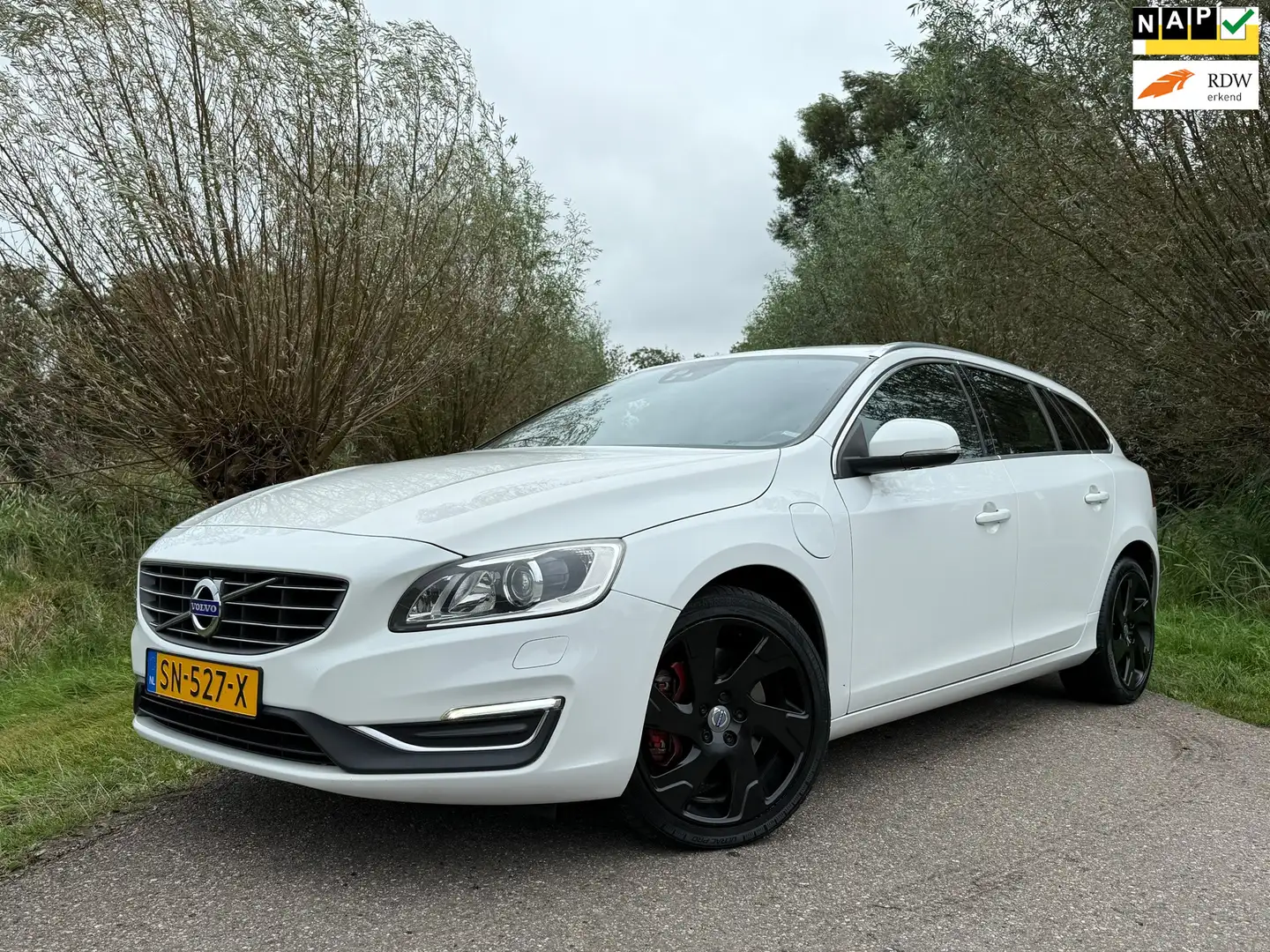 Volvo V60 2.4 D5 Twin Engine Special Edition Automaat / Lede Weiß - 1