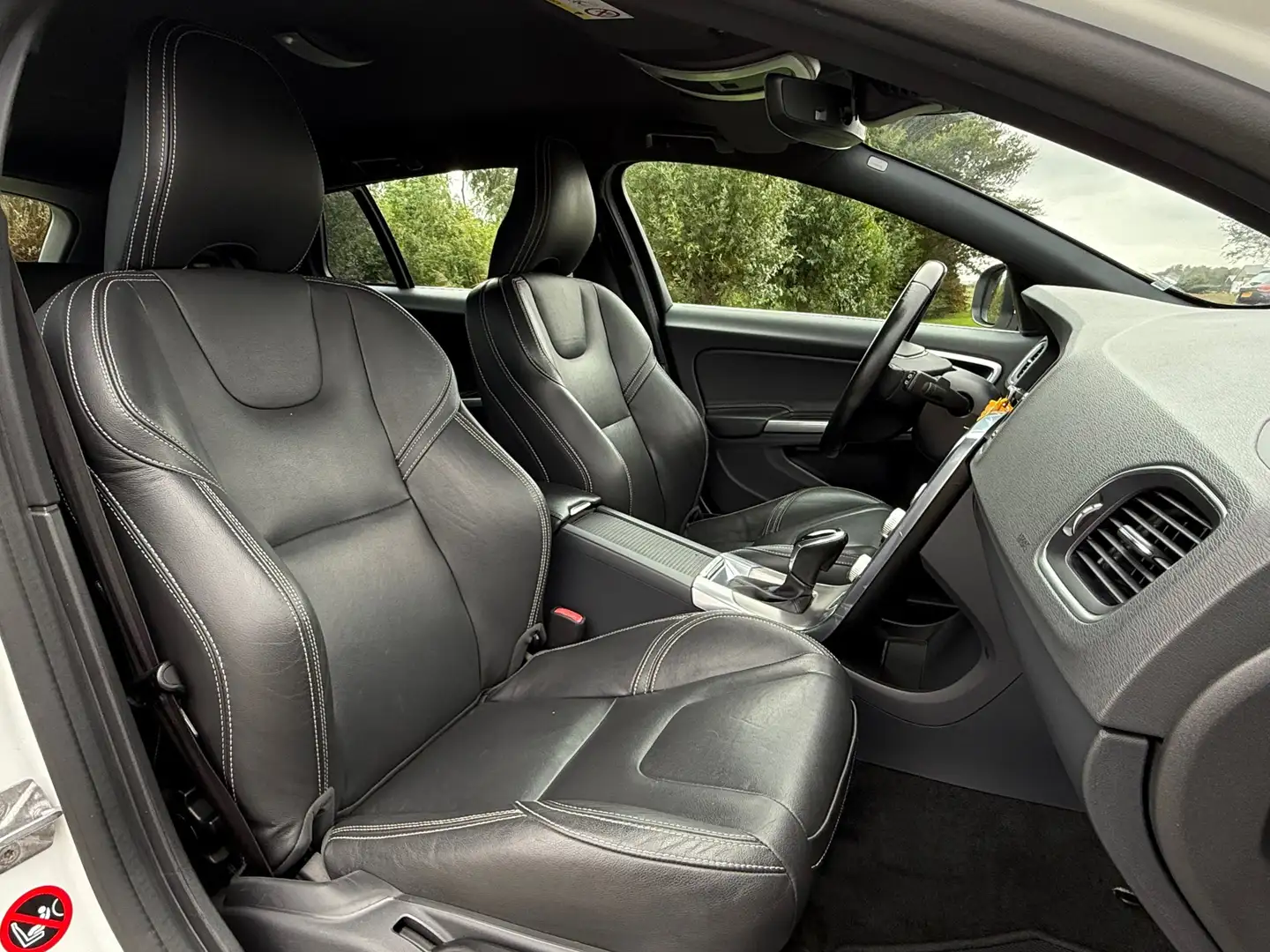 Volvo V60 2.4 D5 Twin Engine Special Edition Automaat / Lede Weiß - 2