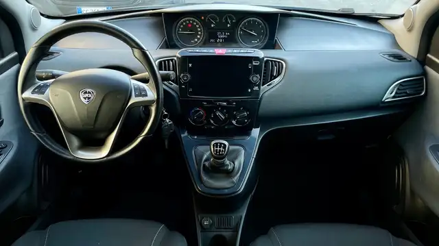 Lancia Ypsilon view 7