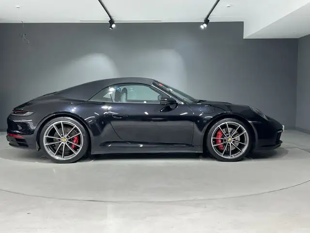 Porsche 911 view 6