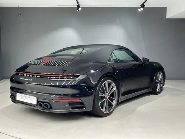 Porsche 911 view 5