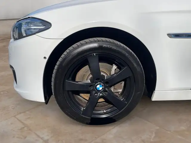 BMW 5 Series view 17