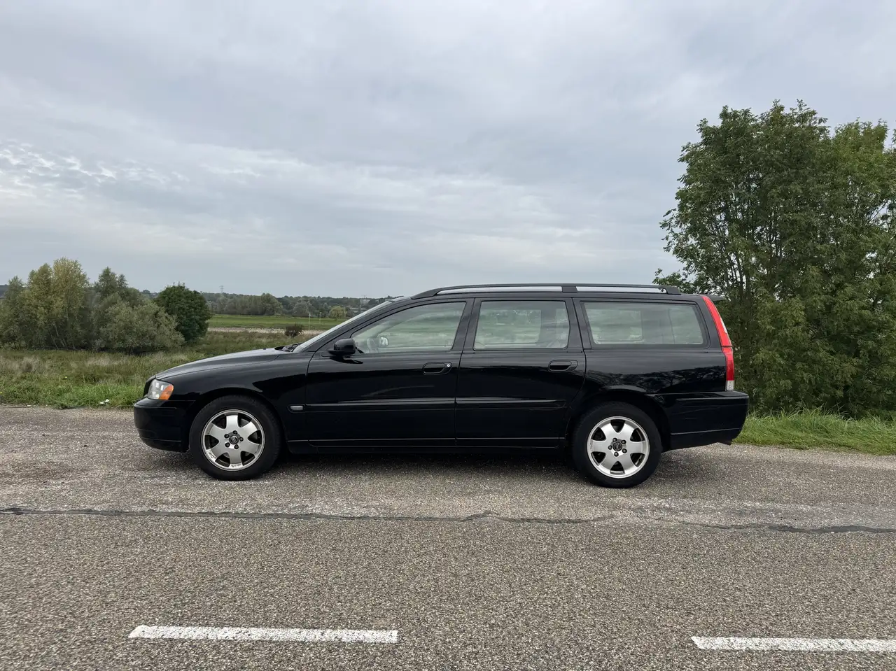 Volvo V70 2.4 CNG — photo 1 of 18