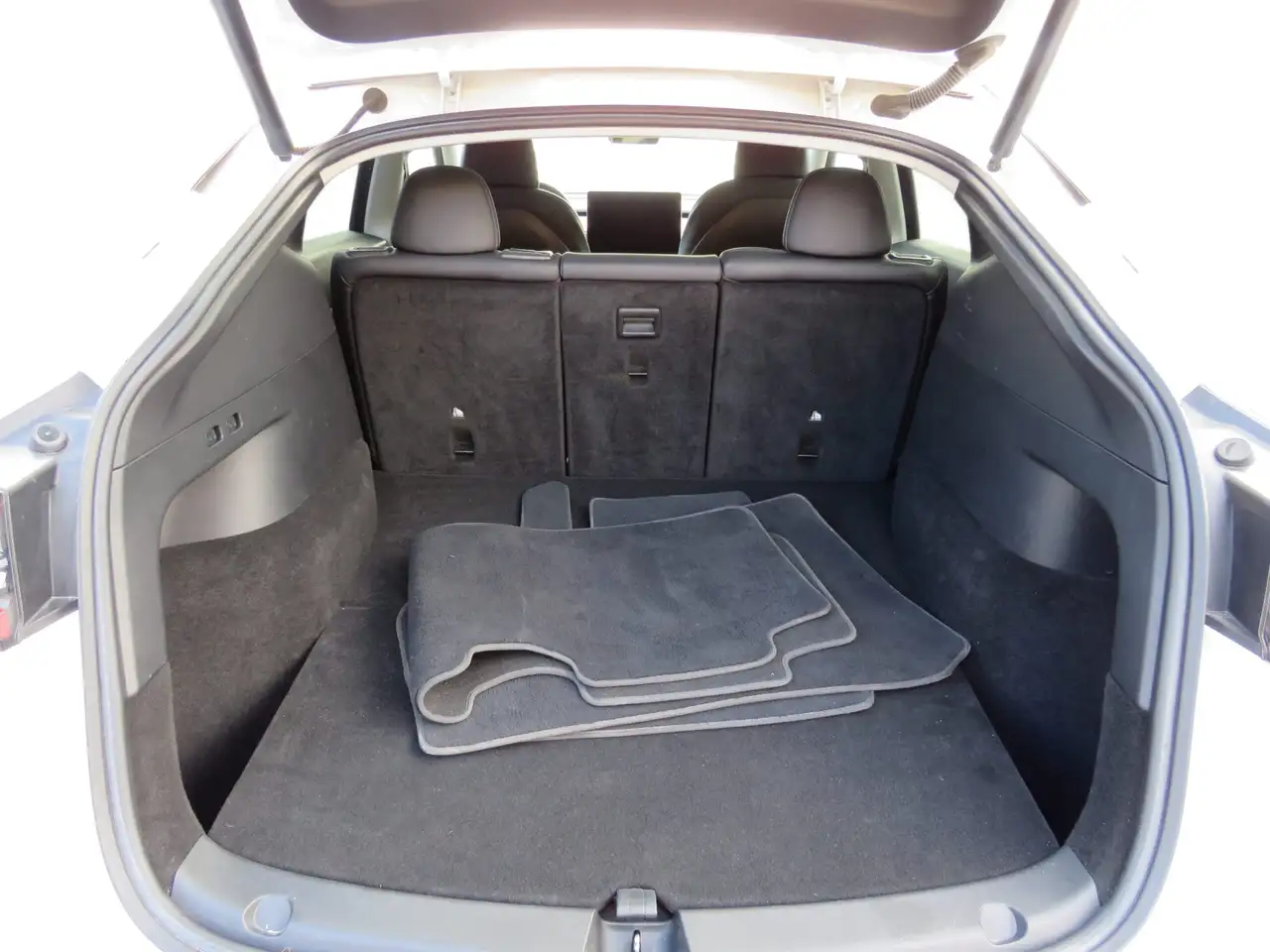 Tesla Model Y снимка Tesla Model Y