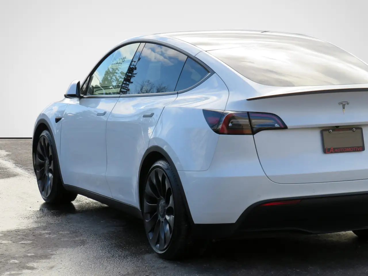 Tesla Model Y снимка Tesla Model Y
