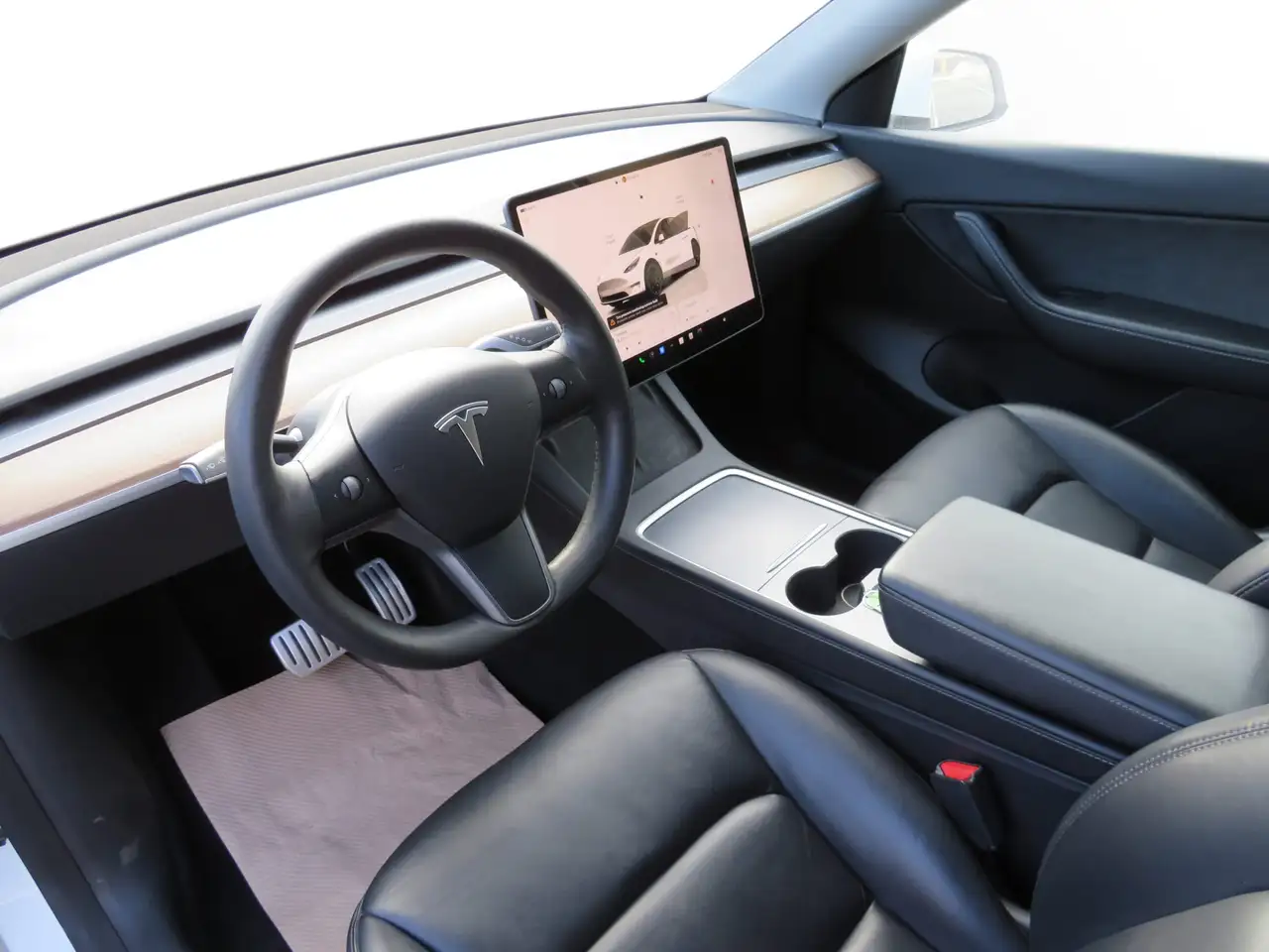 Tesla Model Y снимка Tesla Model Y