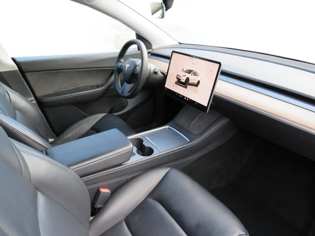 Tesla Model Y снимка Tesla Model Y