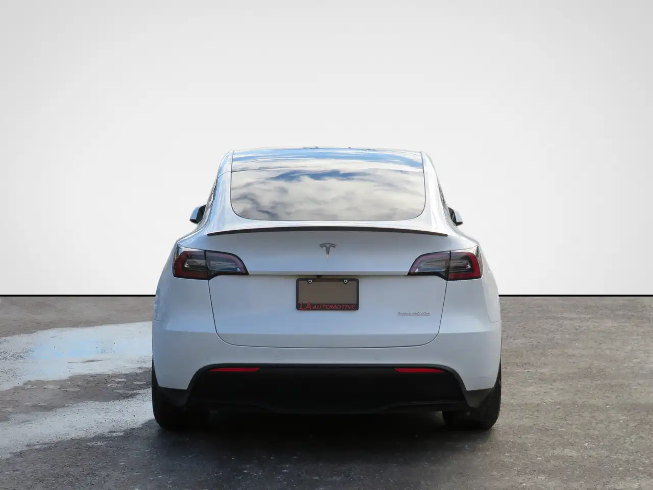 Tesla Model Y снимка Tesla Model Y