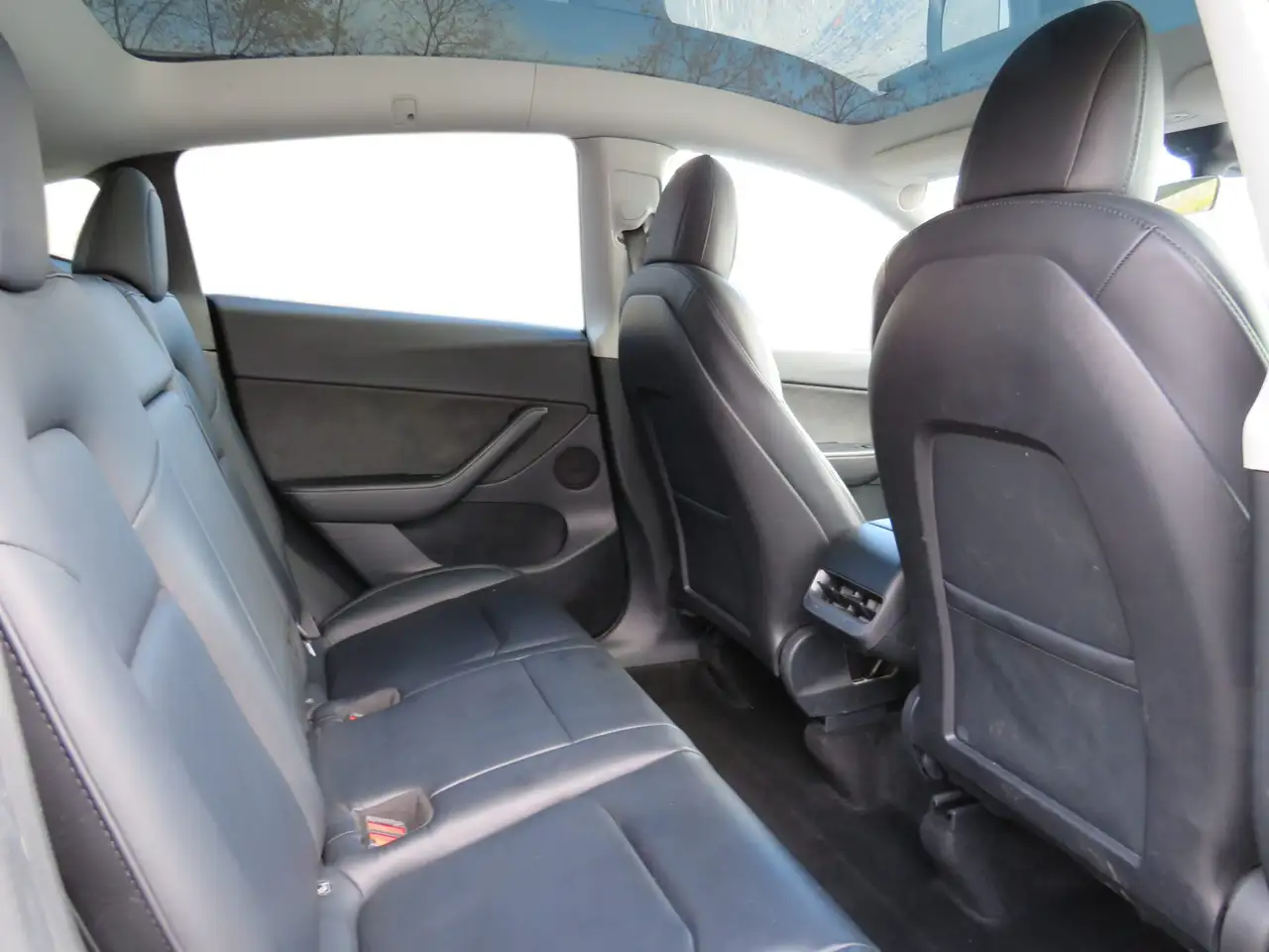 Tesla Model Y снимка Tesla Model Y