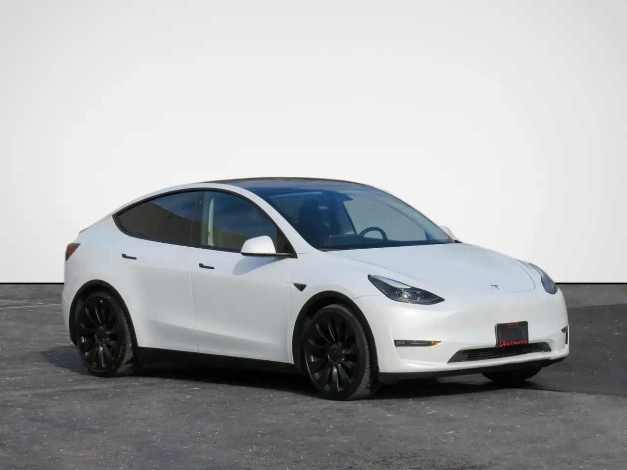 Tesla Model Y снимка Tesla Model Y