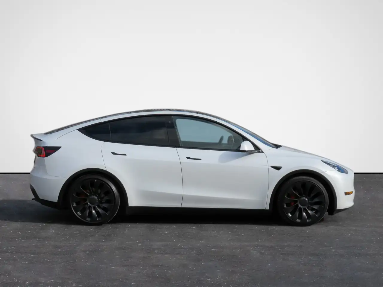 Tesla Model Y снимка Tesla Model Y