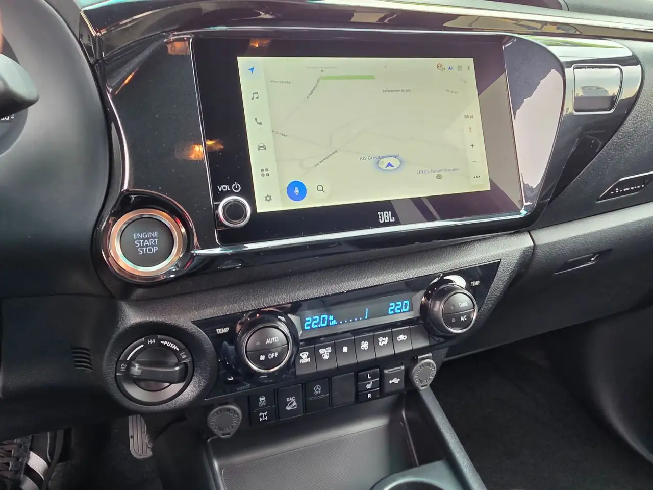 Toyota Hilux 2.8 D-4D 4x4 Double Cab Invincible Navi JBL 15
