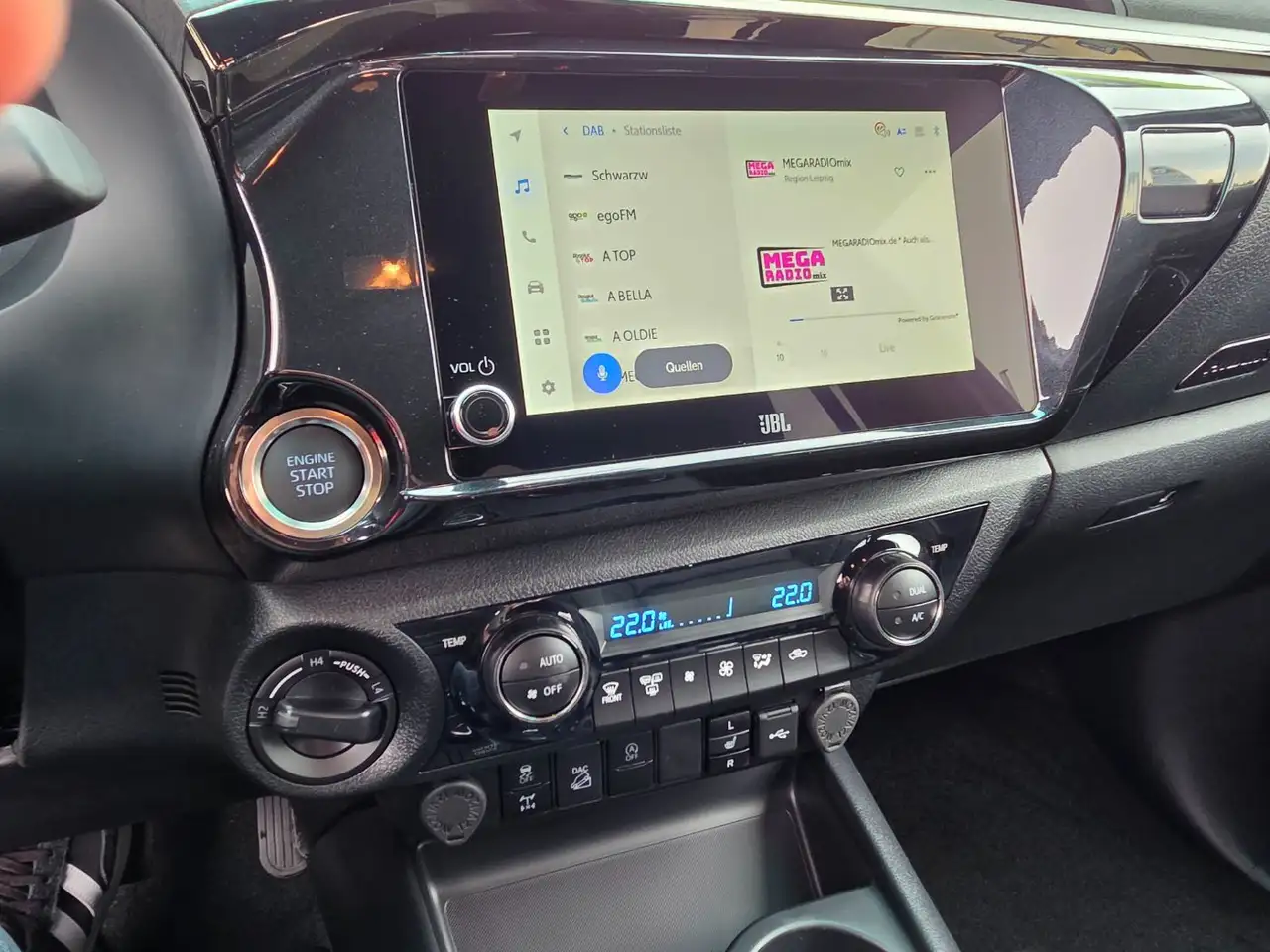Toyota Hilux 2.8 D-4D 4x4 Double Cab Invincible Navi JBL 14