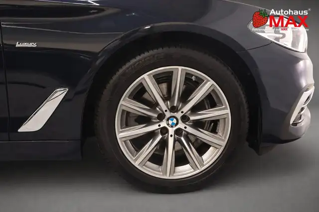 BMW 5 Series view 10