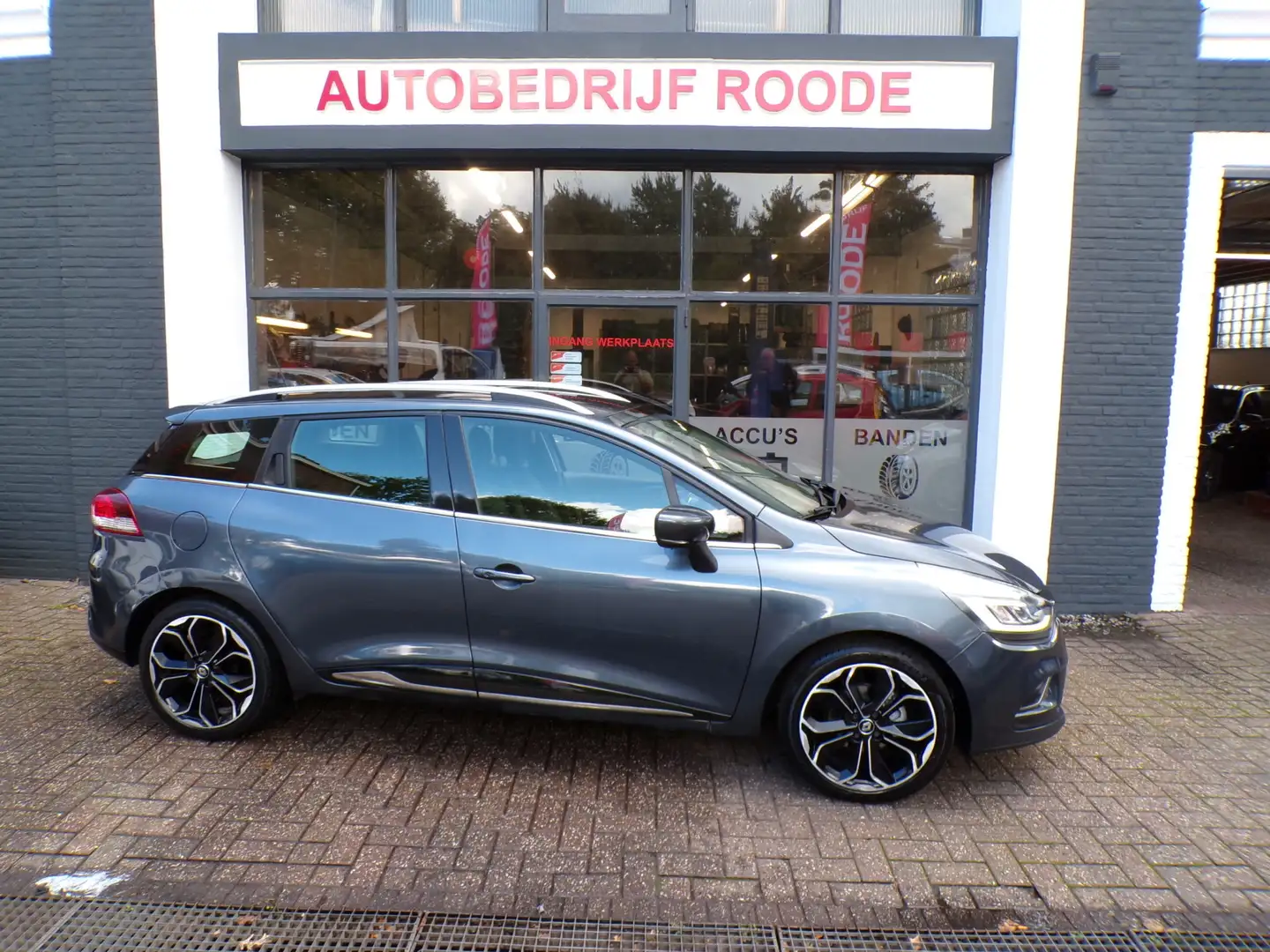 Renault Clio 1.2 TCe Bose ZEER MOOI,CLIMA,NIEUWE APK !! Grijs - 1