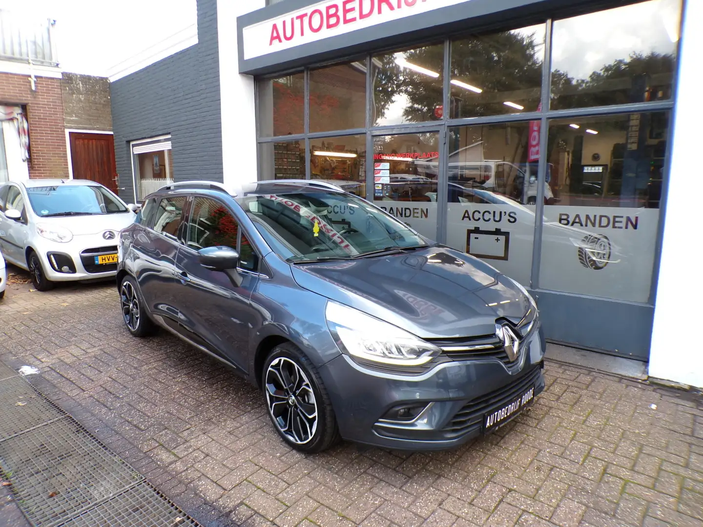 Renault Clio 1.2 TCe Bose ZEER MOOI,CLIMA,NIEUWE APK !! Grijs - 2