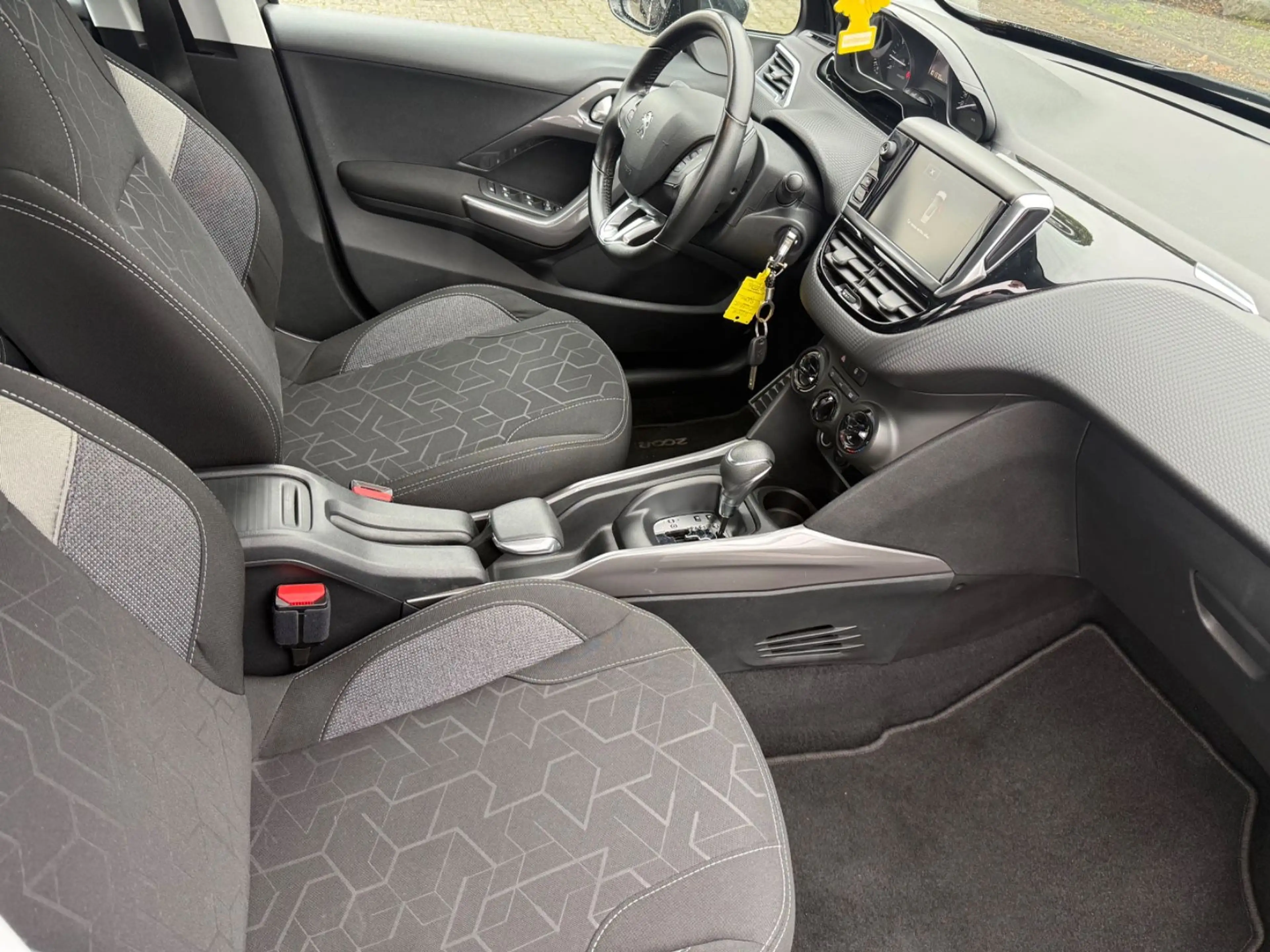 Peugeot 2008 Active — photo 11