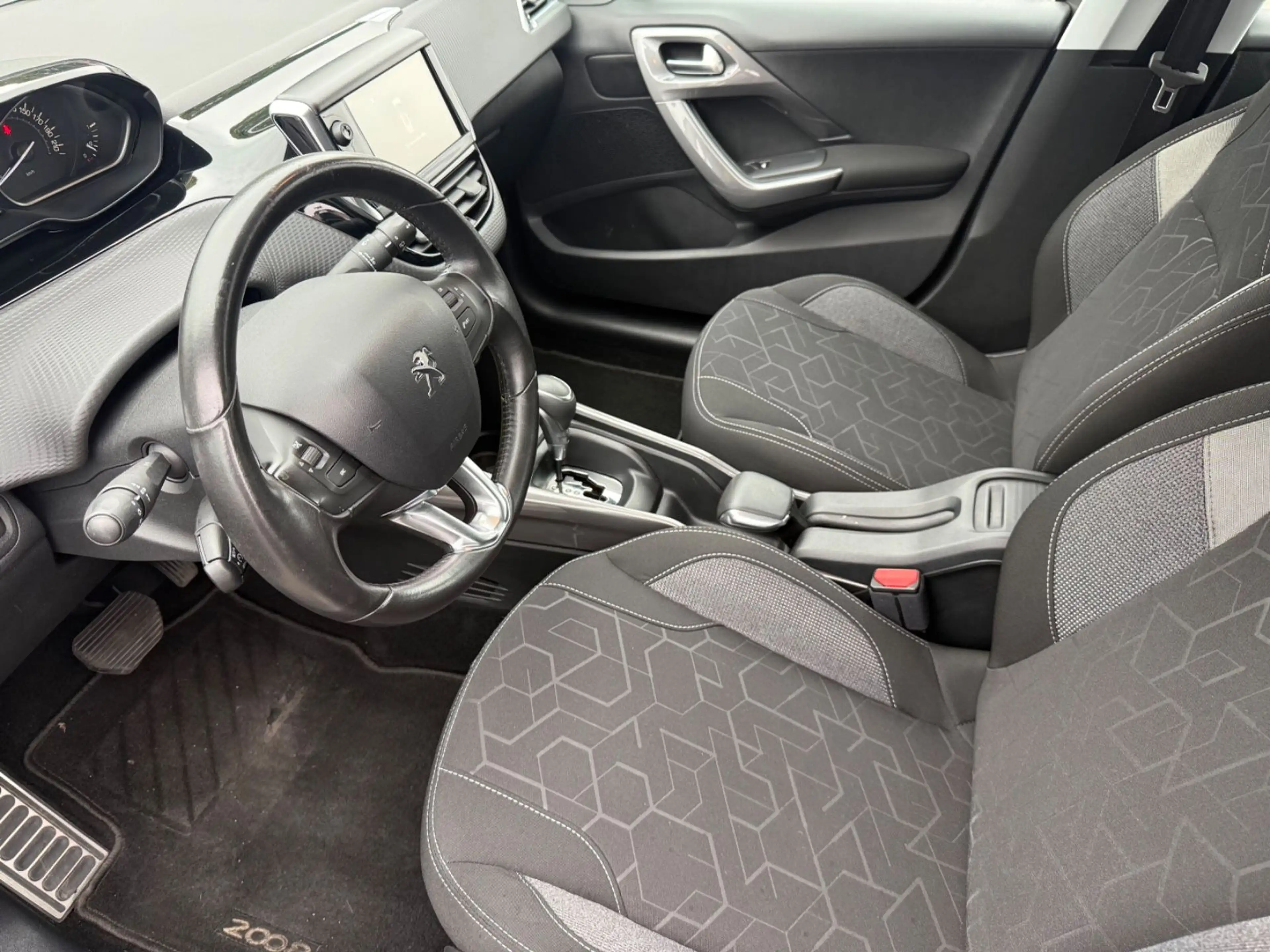Peugeot 2008 Active — photo 9