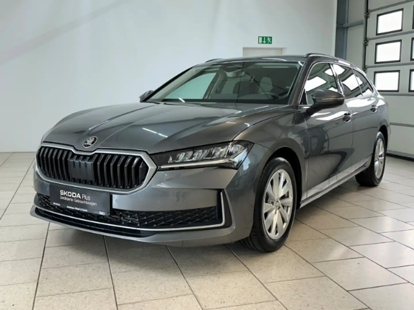 Skoda Superb Combi 2.0 TDI DSG Selection Massage Navi ACC Grau - 2