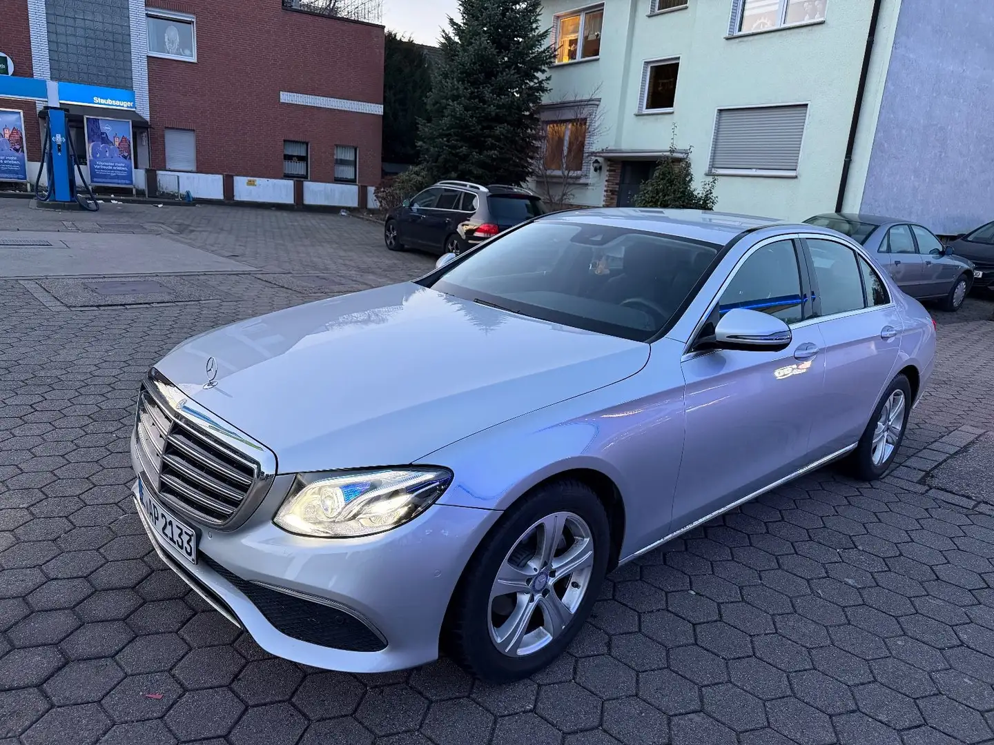 Mercedes-Benz E 200 E Limousine E 200*TÜV NEU*1 HAND*TOP AUTO* Silber - 2