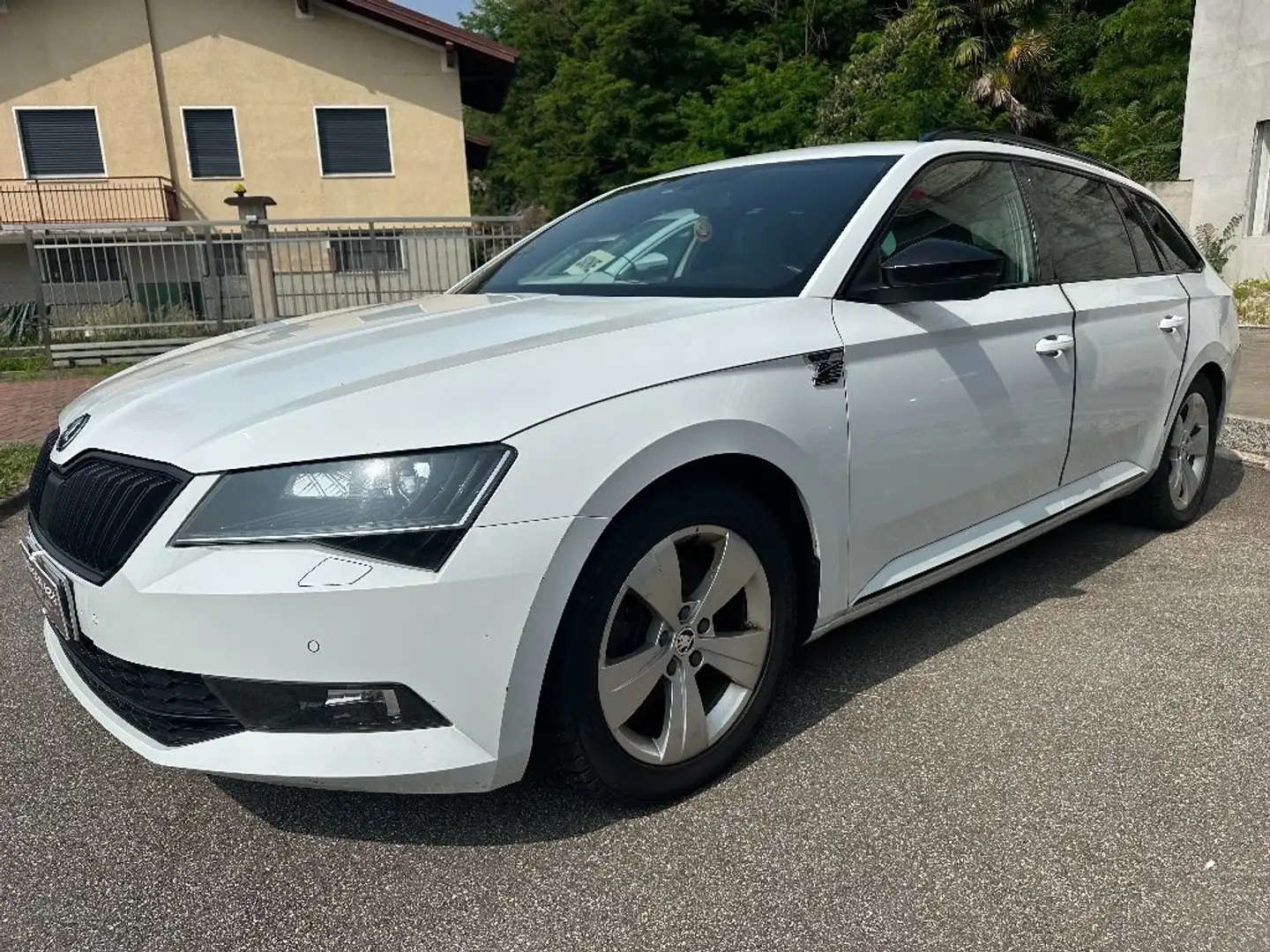 Skoda Superb 2.0 TDI DSG Wagon Executive R-LINE Wit - 2