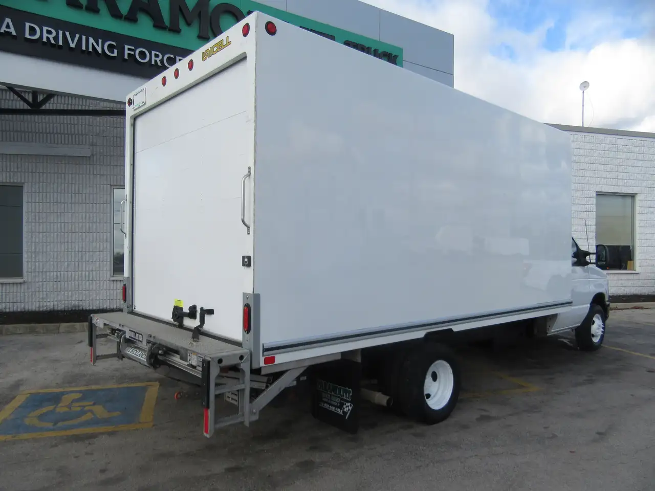 Ford E-450 Super Duty DRW снимка Ford E-450 Super Duty DRW