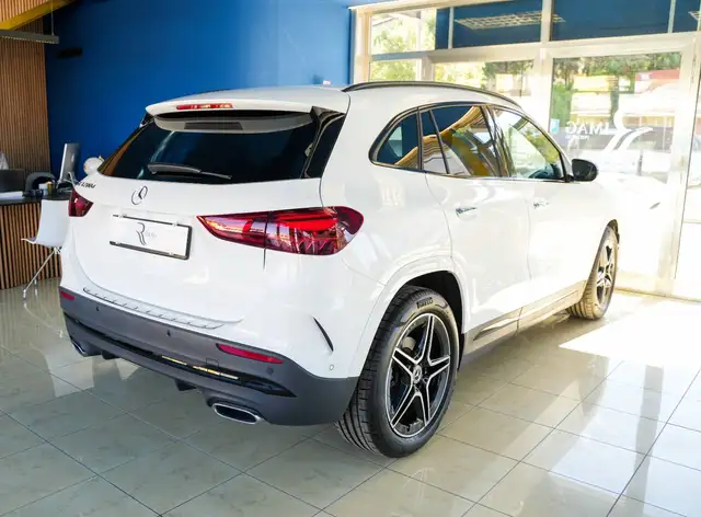 Mercedes-Benz GLA view 4